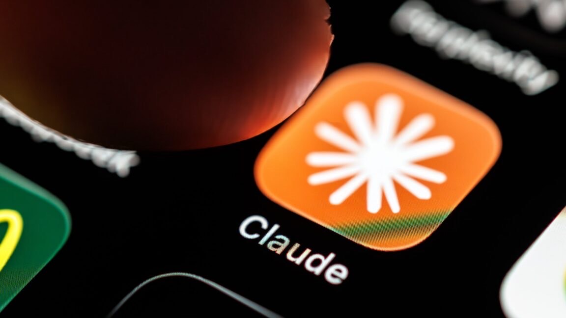 手机屏幕上 Claude 应用图标的特写